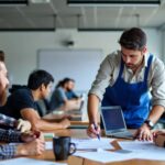 Estudantes em aula prática no SENAI.