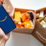 Telefone e sacolas de compras da Amazon.