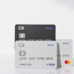 Cartões C6 Bank Mastercard com brilhos e fundos elegantes.